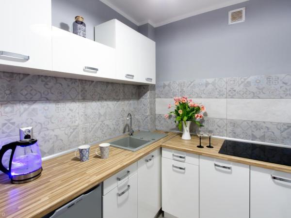 ClickTheFlat Żurawia Street Apart Rooms : photo 4 de la chambre chambre double avec salle de bains commune