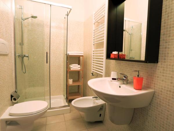 Primo Piano Guesthouse - Bari Policlinico : photo 6 de la chambre chambre triple avec salle de bains privative