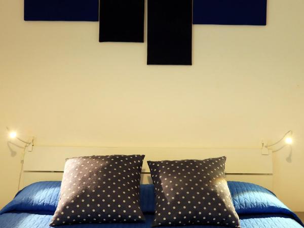 Primo Piano Guesthouse - Bari Policlinico : photo 5 de la chambre chambre triple avec salle de bains privative