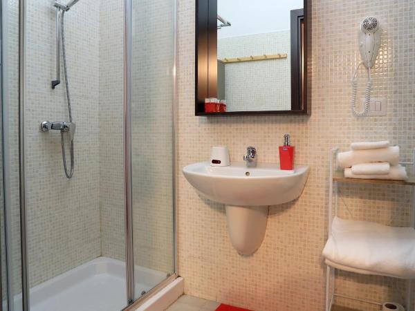 Primo Piano Guesthouse - Bari Policlinico : photo 4 de la chambre chambre double avec salle de bains privative