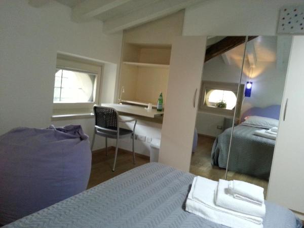 B&B Bergamo Alta : photo 8 de la chambre chambre lits jumeaux avec salle de bains commune