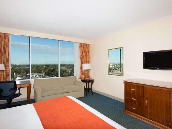 Ramada by Wyndham Kissimmee Gateway - Free Theme Park Shuttle : photo 3 de la chambre chambre lit king-size deluxe avec canapé-lit - tour