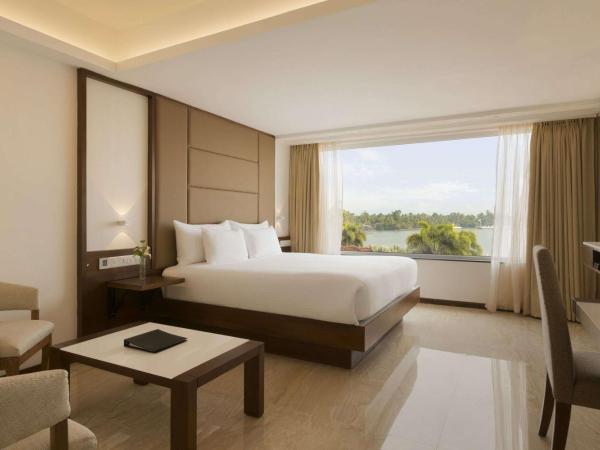 Ramada Resort by Wyndham Kochi : photo 1 de la chambre suite junior - non-fumeurs - vue sur lac