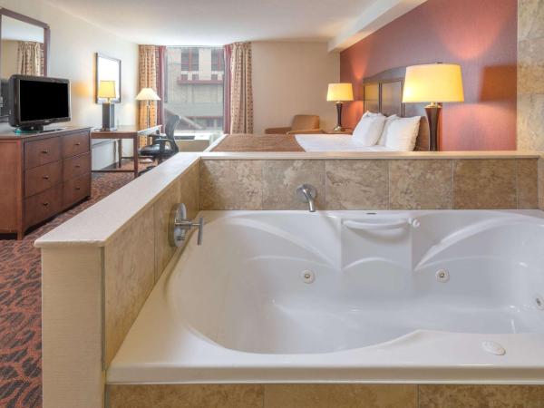 Ramada by Wyndham Niagara Falls/Fallsview : photo 4 de la chambre suite studio lit king-size - non-fumeurs
