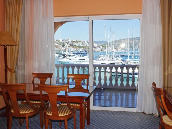 Marina Frapa Resort Rogoznica : photo 2 de la chambre suite lit king-size avec balcon