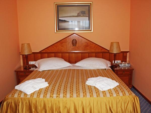 Marina Frapa Resort Rogoznica : photo 3 de la chambre suite lit king-size avec balcon