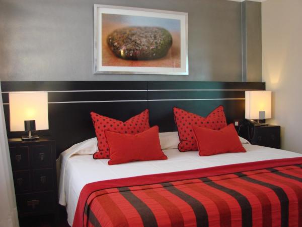 Zoom Apartments Hotel : photo 5 de la chambre suite lit king-size avec baignoire spa