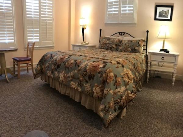 Mayflower Hotel : photo 2 de la chambre chambre lit queen-size