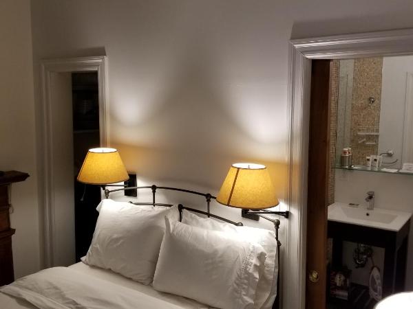 Incentra Village Hotel : photo 8 de la chambre studio surrey avec grand lit