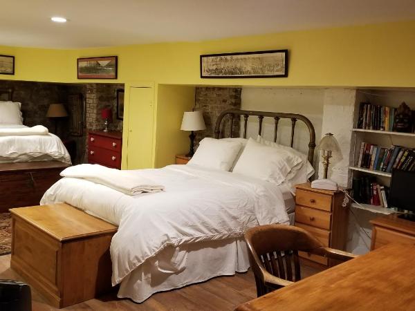 Incentra Village Hotel : photo 9 de la chambre studio mur en pierre avec 2 grands lits et kitchenette