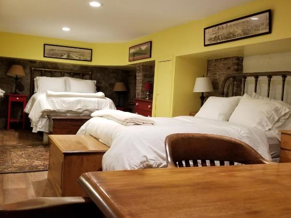Incentra Village Hotel : photo 1 de la chambre studio mur en pierre avec 2 grands lits et kitchenette