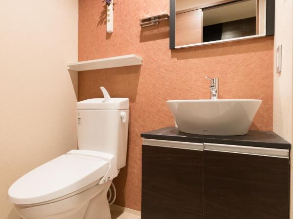 Stay SAKURA Kyoto Nijo Seasons : photo 5 de la chambre chambre lits jumeaux standard avec canapé