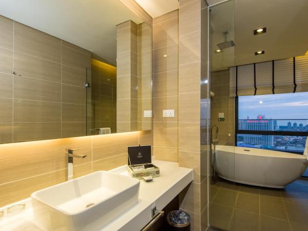 The Pines Melaka : photo 6 de la chambre chambre lit king-size exécutive avec balcon