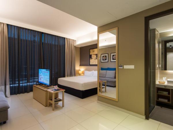 The Pines Melaka : photo 3 de la chambre poolside suite king - city view