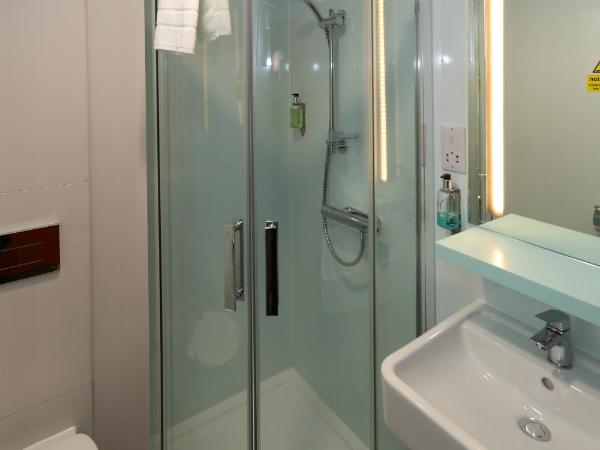 easyHotel Liverpool : photo 6 de la chambre chambre double avec fenêtre