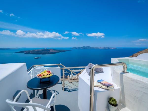 Modernity Suites : photo 1 de la chambre superior suite with a private jacuzzi & caldera view