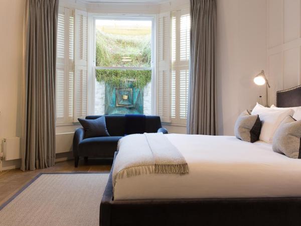 Number 38 Clifton : photo 1 de la chambre chambre double de luxe avec baignoire - vue sur ville