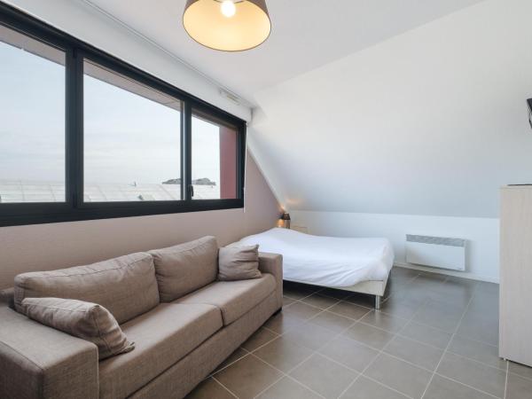 All Suites Appart Hôtel Dunkerque : photo 1 de la chambre studio Économique avec lit double (1-2 adultes) - vue sur bassin