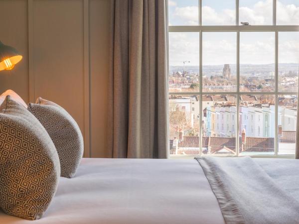 Number 38 Clifton : photo 1 de la chambre suite - vue sur ville et parc