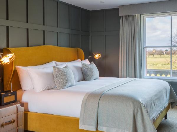 Number 38 Clifton : photo 1 de la chambre suite - vue sur ville et parc