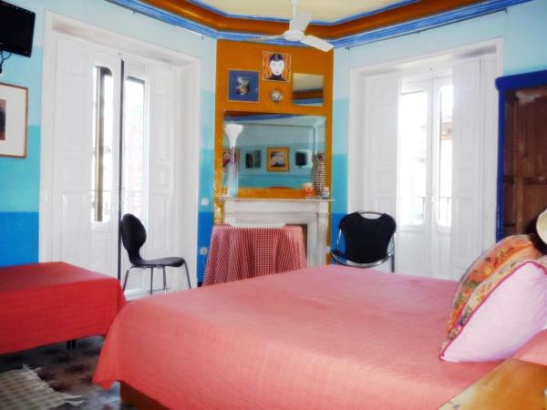 Casa de Huespedes Dolce Vita : photo 5 de la chambre chambre lits jumeaux avec lit d'appoint et salle de bains commune