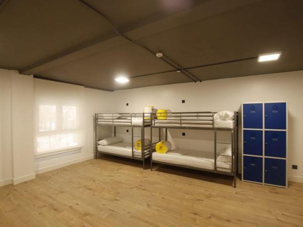 Bilbao Metropolitan Hostel by Bossh Hotels : photo 10 de la chambre lit dans dortoir mixte de 10 lits avec salle de bains privative