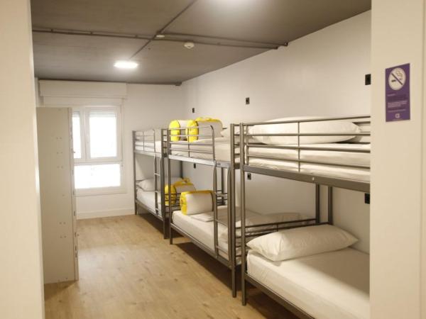 Bilbao Metropolitan Hostel by Bossh Hotels : photo 2 de la chambre lit dans dortoir de 8 lits avec salle de bains privative