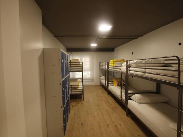 Bilbao Metropolitan Hostel by Bossh Hotels : photo 1 de la chambre lit dans dortoir de 8 lits avec salle de bains privative