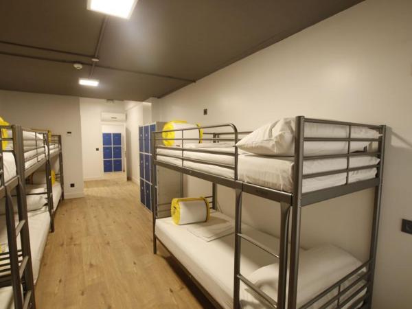 Bilbao Metropolitan Hostel by Bossh Hotels : photo 4 de la chambre lit dans dortoir pour femmes de 6 lits avec salle de bains privative