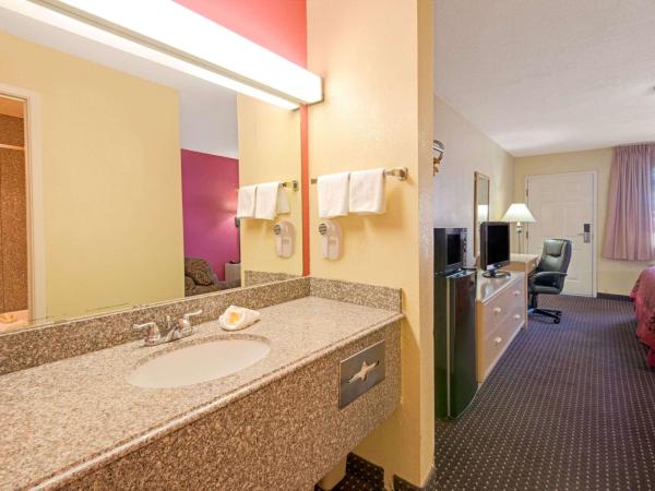 Days Inn by Wyndham East Albuquerque : photo 1 de la chambre chambre lit king-size - non-fumeurs