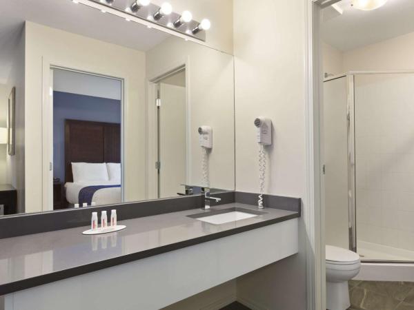 Days Inn by Wyndham Kelowna : photo 4 de la chambre suite 1 chambre lit queen-size - non-fumeurs