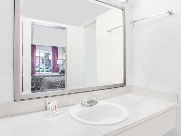 Days Inn by Wyndham Market Center Dallas Love Field : photo 1 de la chambre chambre lit queen-size - non-fumeurs