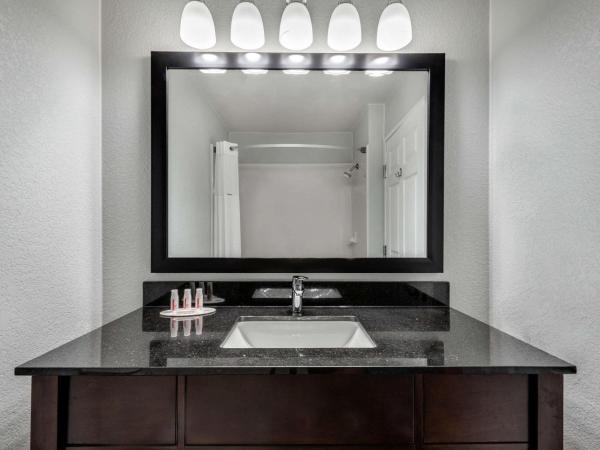 Days Inn & Suites by Wyndham Dallas : photo 2 de la chambre chambre avec 2 grands lits queen-size