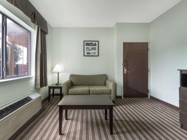 Days Inn & Suites by Wyndham Dallas : photo 3 de la chambre queen room with two queen beds and bath tub - mobility/hearing accessible - non-smoking