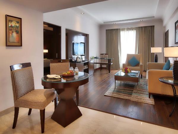 Radisson Jaipur City Center : photo 8 de la chambre suite- enjoy 2 way airport transfers,complementary 2 pints of beer or 2 imfl (30 ml) along with 1 veg/non veg platter between 5:00 pm to 7:00 pm in red lounge per night per room.