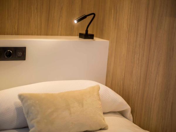 Hostal Sevilla Santa Justa - Adults only : photo 6 de la chambre chambre simple avec salle de bains privative