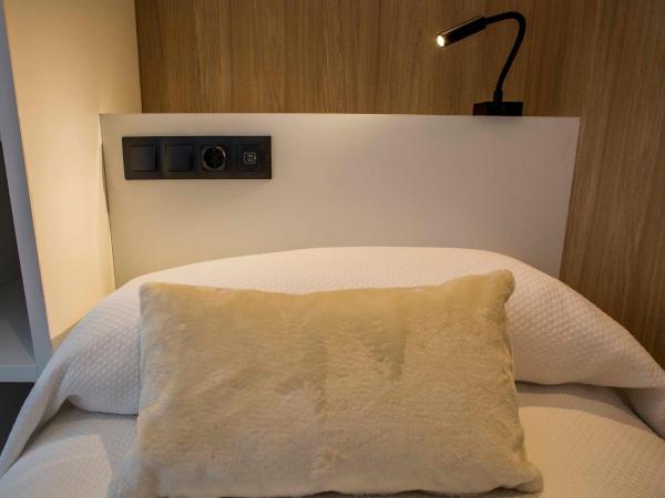 Hostal Sevilla Santa Justa - Adults only : photo 4 de la chambre chambre simple avec salle de bains privative