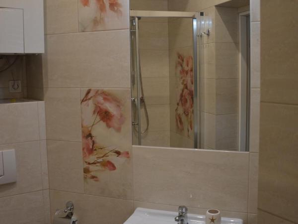 Ada Aparthouse : photo 5 de la chambre chambre double avec salle de bains privative extérieure