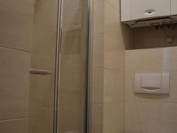 Ada Aparthouse : photo 6 de la chambre chambre double avec salle de bains privative extérieure