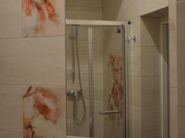 Ada Aparthouse : photo 7 de la chambre chambre double avec salle de bains privative extérieure