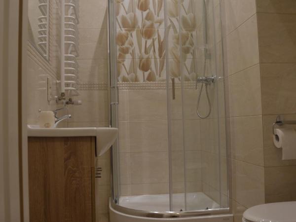 Ada Aparthouse : photo 4 de la chambre chambre double avec salle de bains privative extérieure