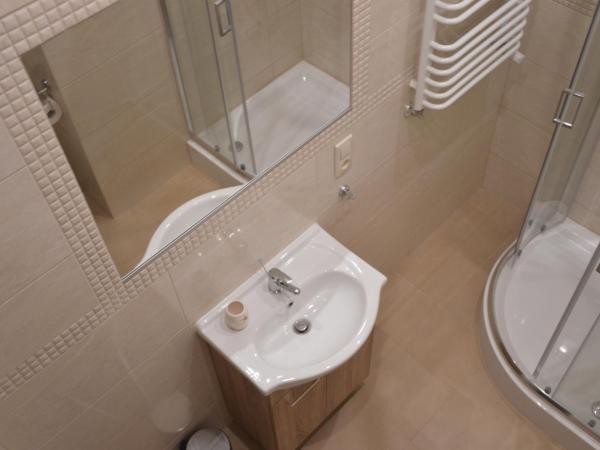 Ada Aparthouse : photo 5 de la chambre chambre double avec salle de bains privative extérieure