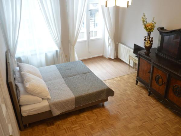 Ada Aparthouse : photo 2 de la chambre chambre double avec salle de bains privative extérieure