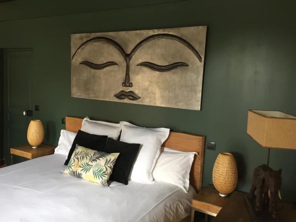 Villa La Clarté : photo 3 de la chambre chambre lit king-size avec baignoire spa