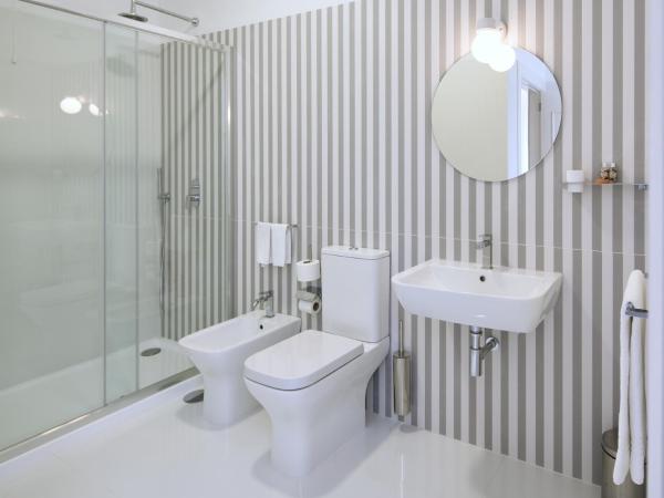 The Rex Hotel : photo 5 de la chambre chambre double confort (semi sous-sol)