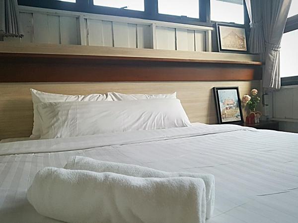 Baan Mai Kradan Hostel Chiang Rai : photo 4 de la chambre hébergement avec fenêtre
