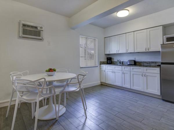 Blue Strawberry by the Sea : photo 2 de la chambre hébergement lit king-size de luxe avec coin cuisine