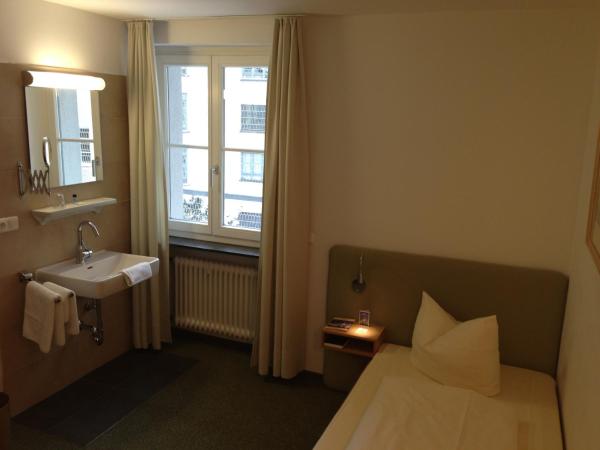 Hotel Blauer Bock : photo 4 de la chambre chambre simple Économique avec salle de bains et toilettes communes