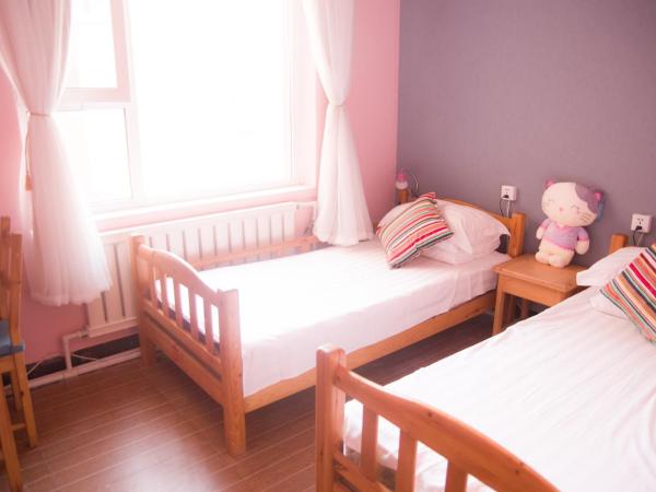 大连天天青旅民宿 : photo 1 de la chambre chambre lits jumeaux avec toilettes communes