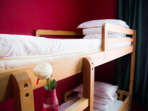 大连天天青旅民宿 : photo 1 de la chambre lit dans dortoir féminin de 4 lits avec salle de bains commune